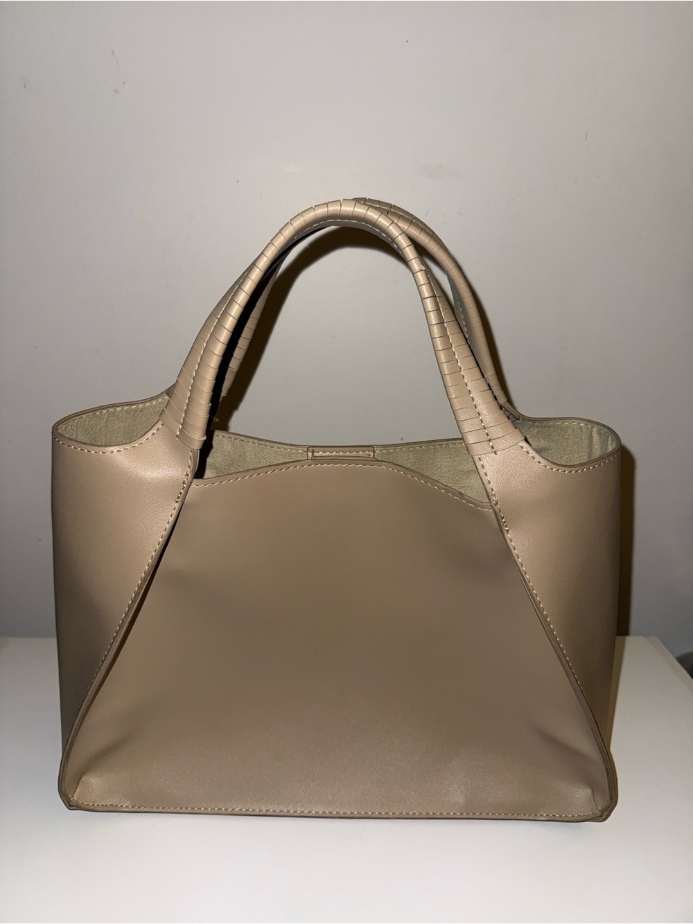 Beige Purse Like New. Includes small makeup bag. Great condition!
